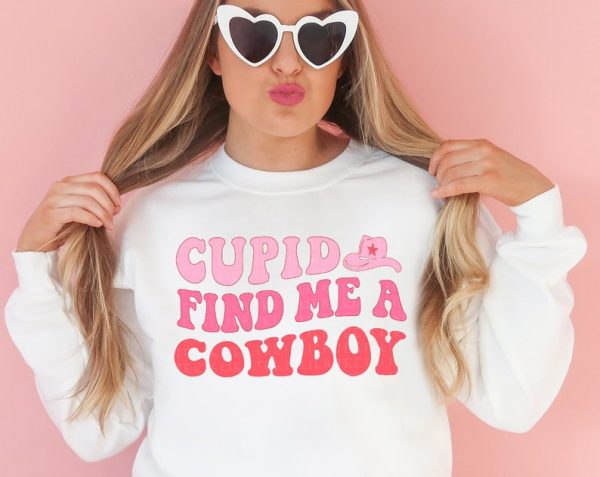 Cupid Find Me A Cowboy Sweatshirt Valentines Day Sweatshirts Retro Groovy Valentine Day Shirt V-Day Gift For Her Galentines Gifts For Bestie VLT1062